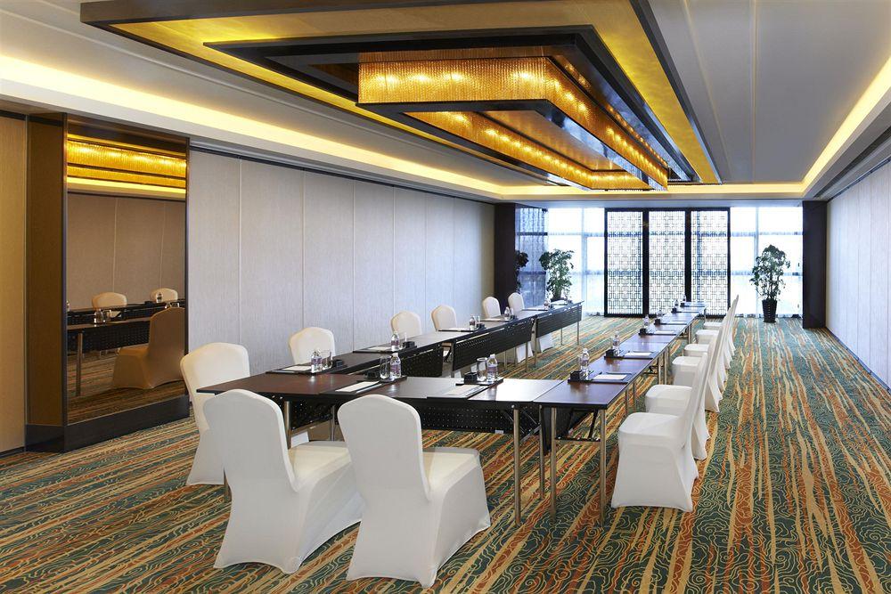 Sheraton Waigaoqiao Hotel 5*